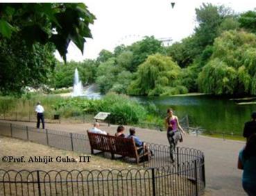 Lake-and-fountain-near-Buckingham-Palace-Abhijit-Guha.JPG